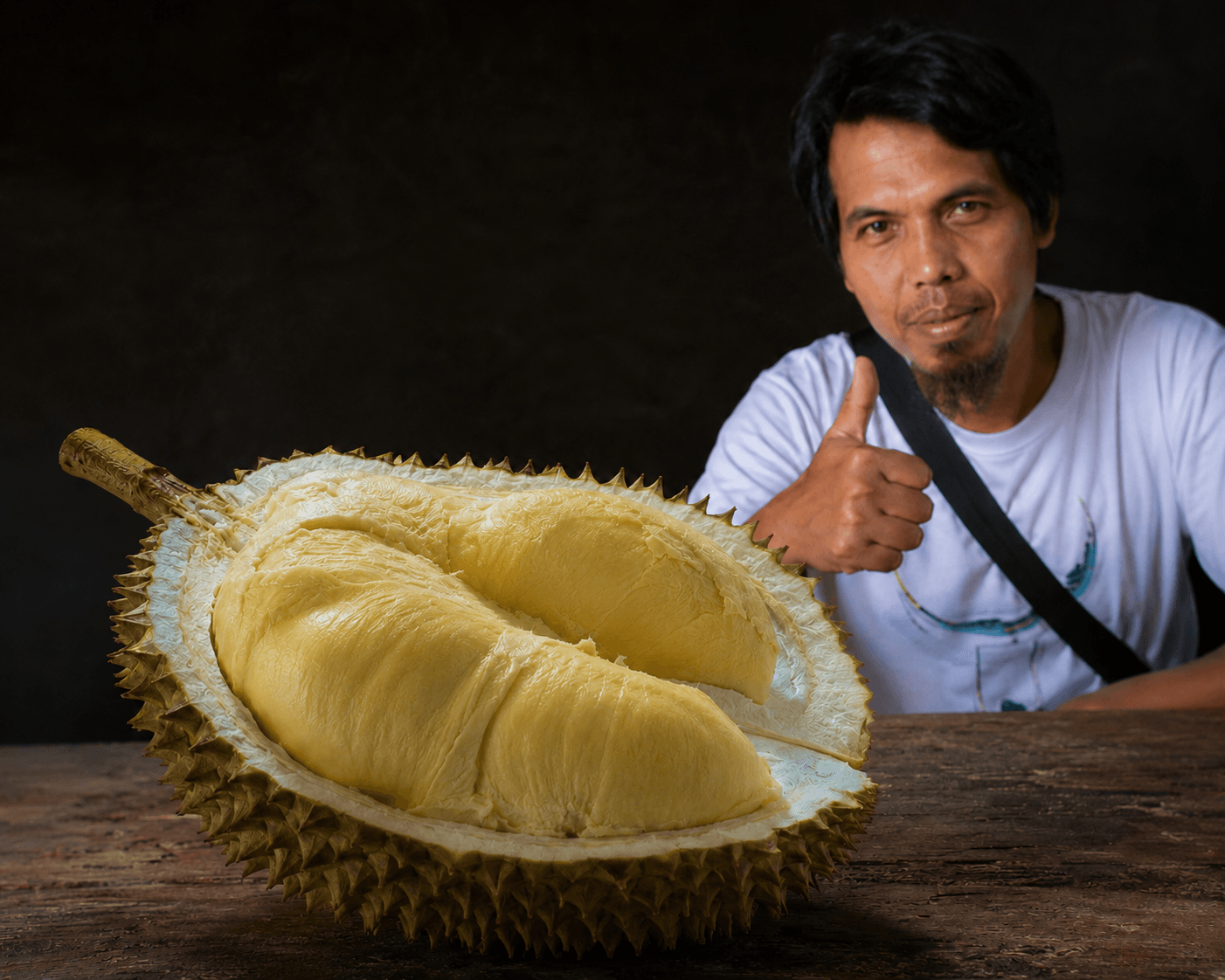 Durian Montong terbelah memperlihatkan daging tebal berwarna kuning pucat